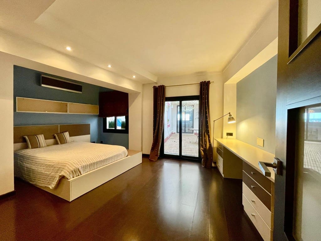 4 slaapkamer Appartement te koop in Puerto de Alcudia - € 1.850.000 (Ref: 9413622)