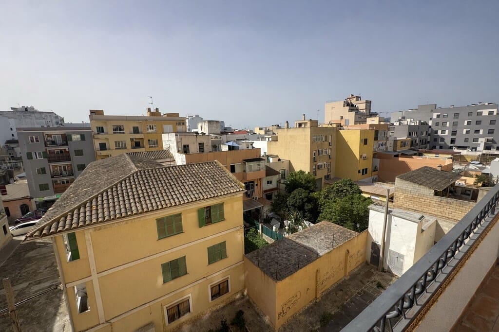 4 bedroom Flat for sale in Palma de Mallorca - € 325,000 (Ref: 9777780)