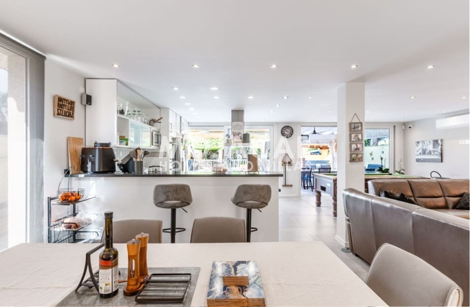 5 bedroom Villa for sale in Garrucha with pool garage - € 999,995 (Ref: 9978051)
