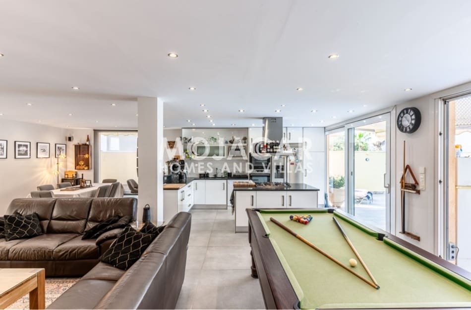 5 bedroom Villa for sale in Garrucha with pool garage - € 999,995 (Ref: 9978051)