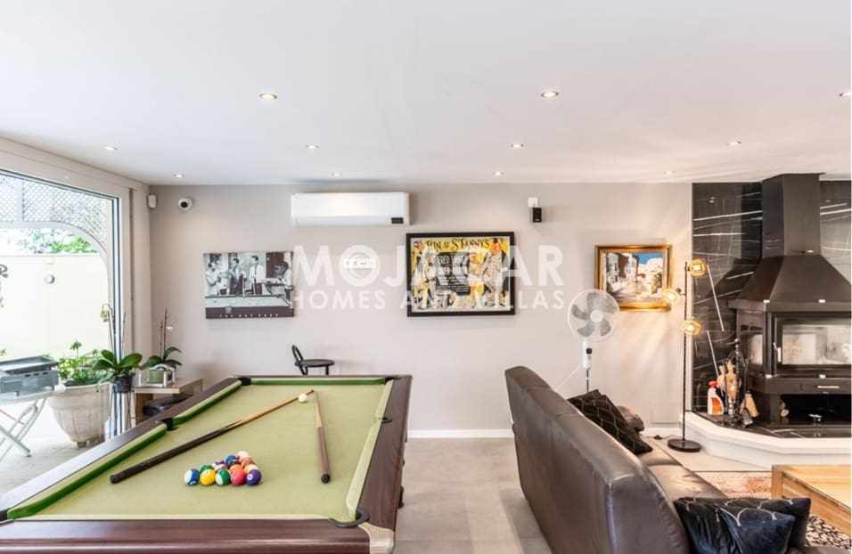5 bedroom Villa for sale in Garrucha with pool garage - € 999,995 (Ref: 9978051)