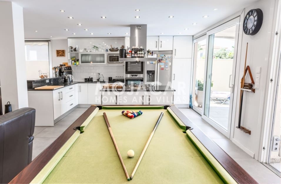 5 bedroom Villa for sale in Garrucha with pool garage - € 999,995 (Ref: 9978051)