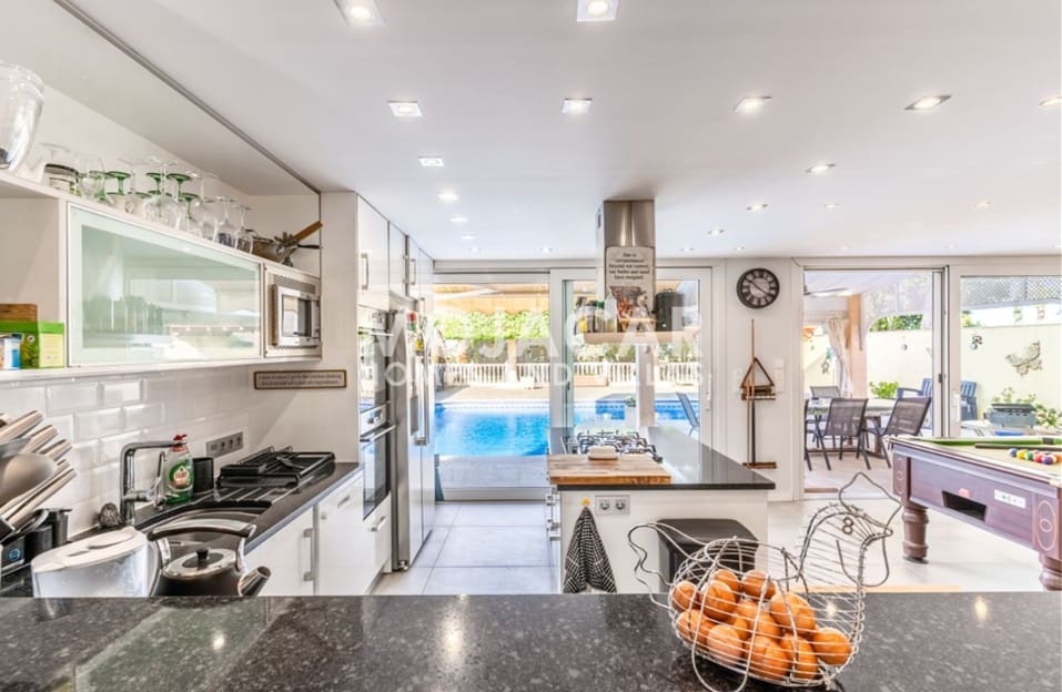5 bedroom Villa for sale in Garrucha with pool garage - € 999,995 (Ref: 9978051)