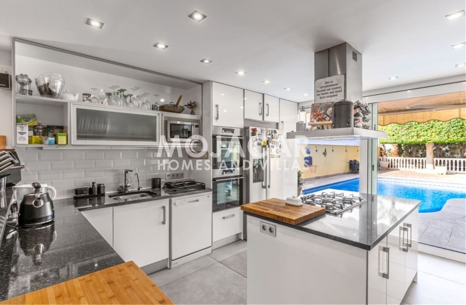5 bedroom Villa for sale in Garrucha with pool garage - € 999,995 (Ref: 9978051)