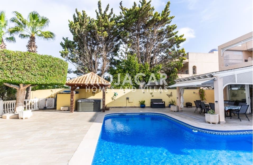 5 bedroom Villa for sale in Garrucha with pool garage - € 999,995 (Ref: 9978051)