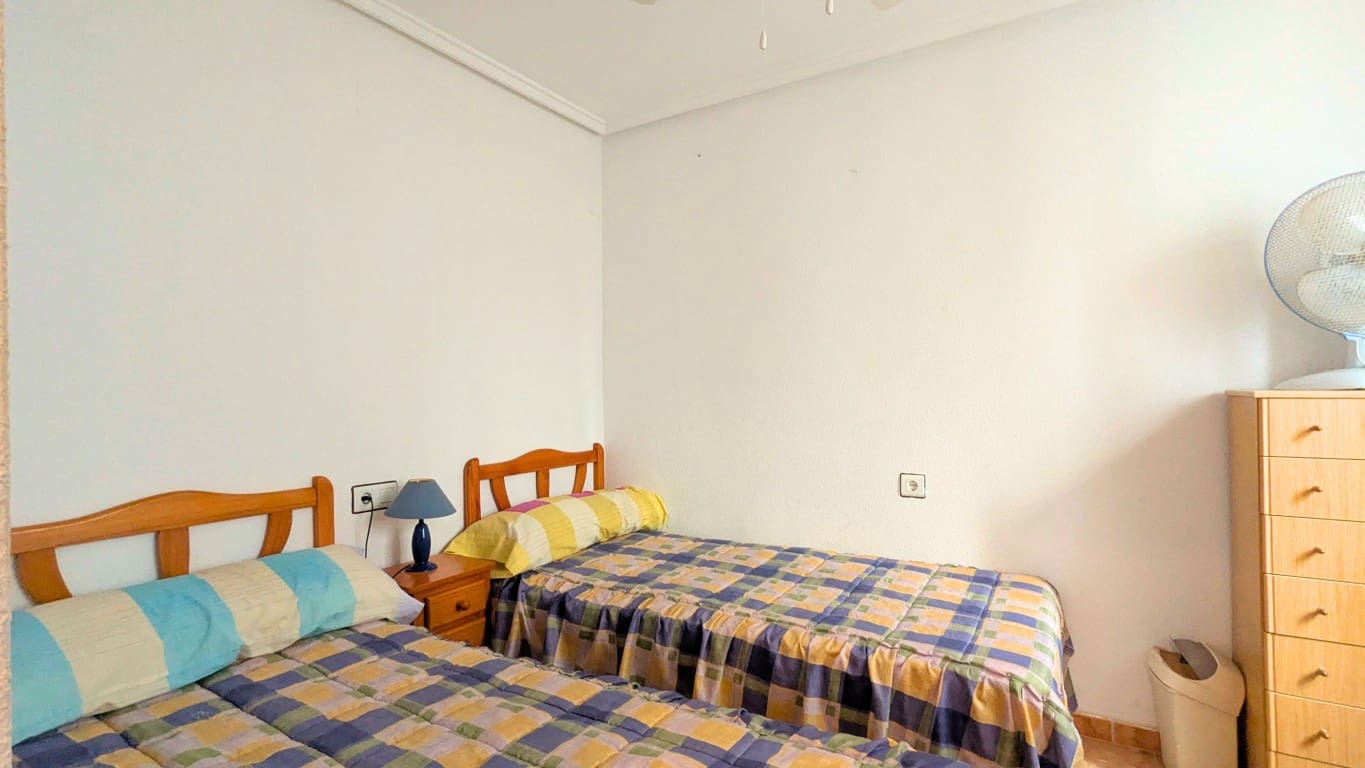 2 slaapkamer Penthouse te koop in Torrevieja met zwembad - € 119.000 (Ref: 9313975)