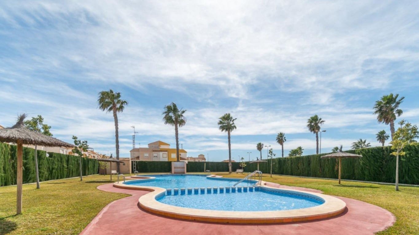 2 slaapkamer Penthouse te koop in Torrevieja met zwembad - € 119.000 (Ref: 9313975)