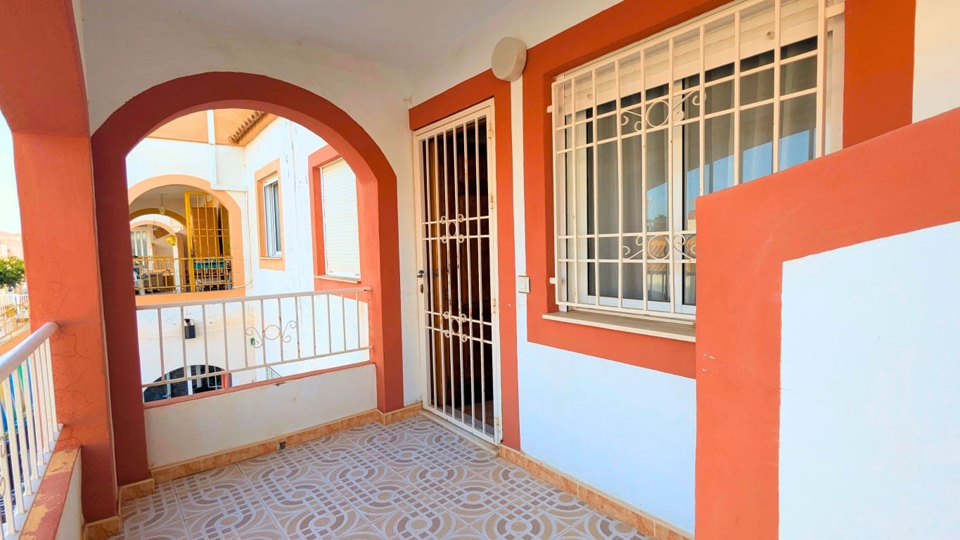 2 slaapkamer Penthouse te koop in Torrevieja met zwembad - € 119.000 (Ref: 9313975)