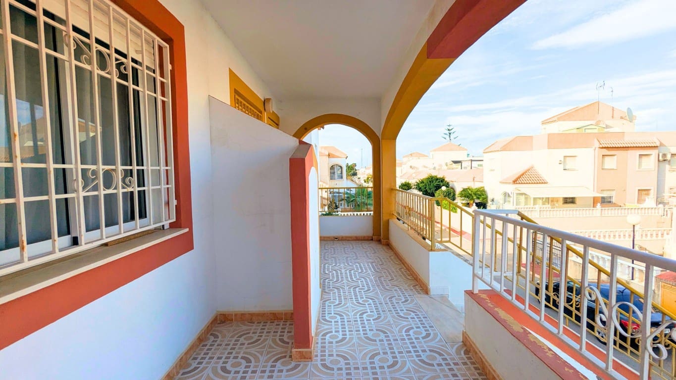 2 slaapkamer Penthouse te koop in Torrevieja met zwembad - € 119.000 (Ref: 9313975)