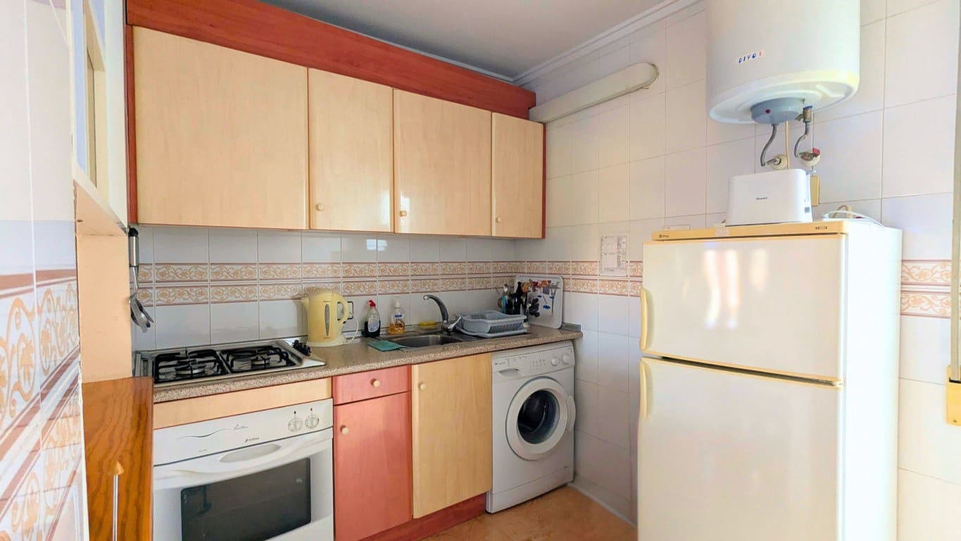 2 slaapkamer Penthouse te koop in Torrevieja met zwembad - € 119.000 (Ref: 9313975)