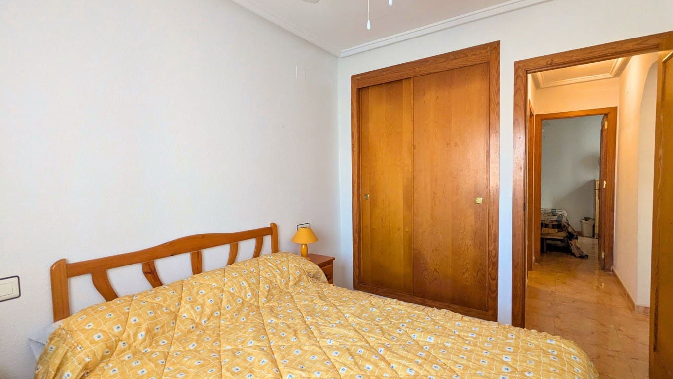 2 slaapkamer Penthouse te koop in Torrevieja met zwembad - € 119.000 (Ref: 9313975)