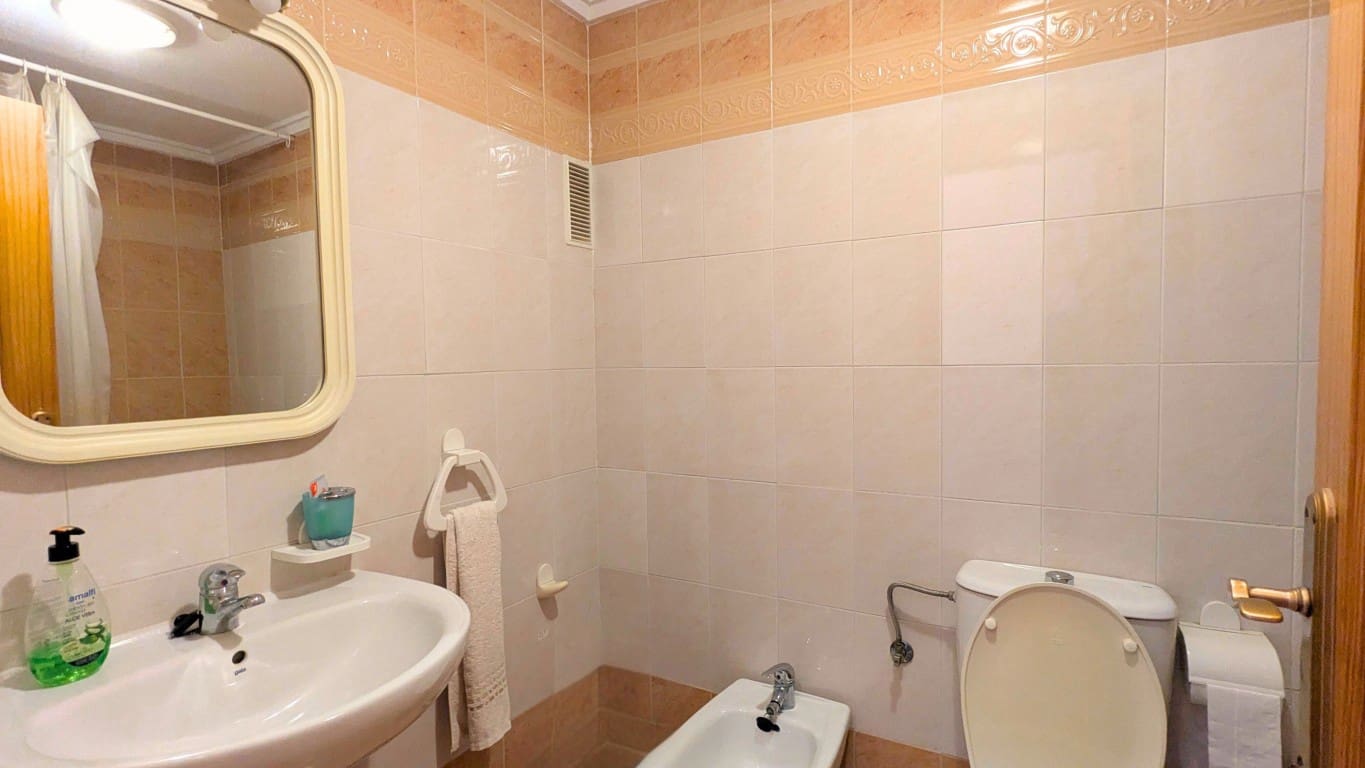 2 slaapkamer Penthouse te koop in Torrevieja met zwembad - € 119.000 (Ref: 9313975)