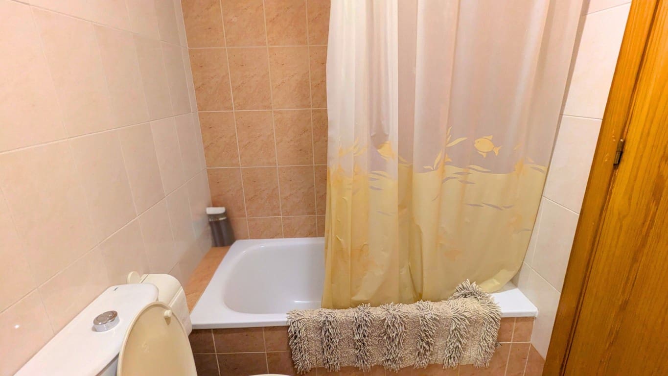 2 slaapkamer Penthouse te koop in Torrevieja met zwembad - € 119.000 (Ref: 9313975)