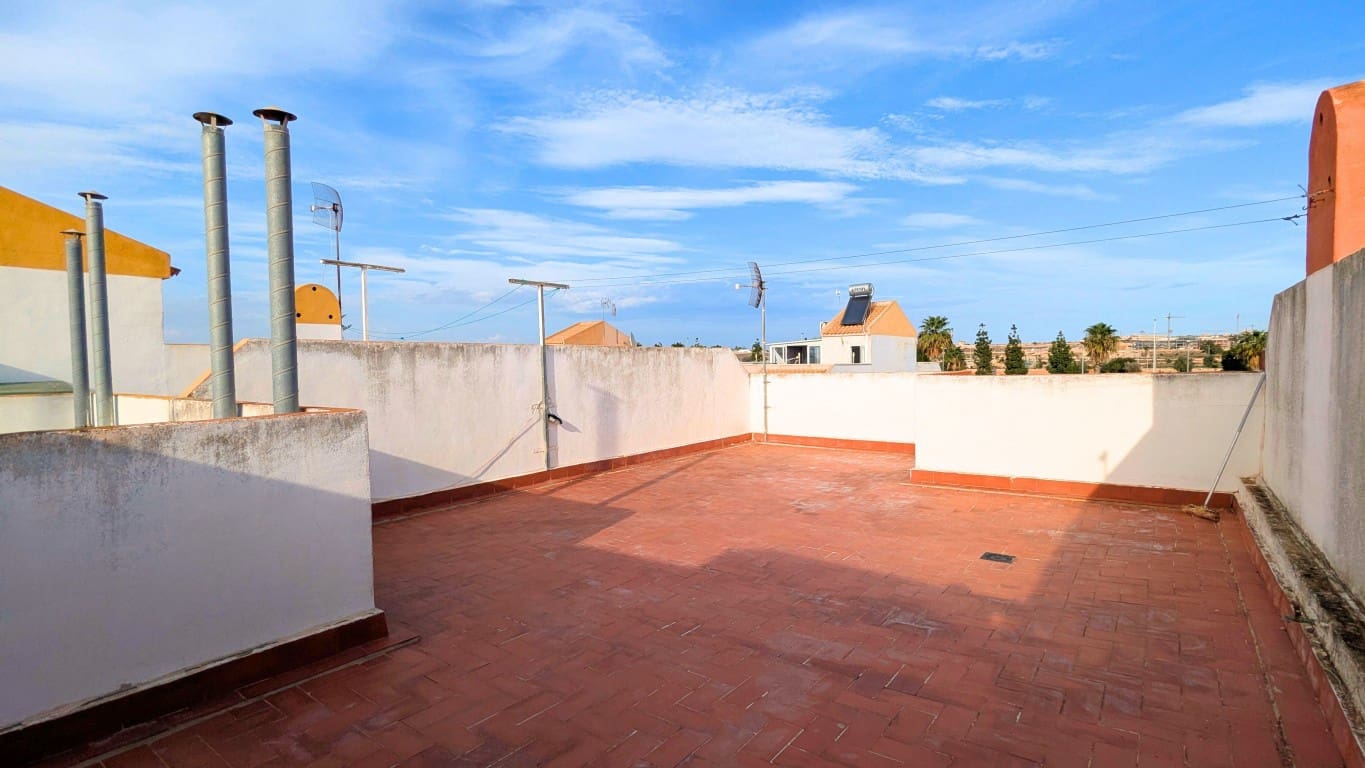2 slaapkamer Penthouse te koop in Torrevieja met zwembad - € 119.000 (Ref: 9313975)