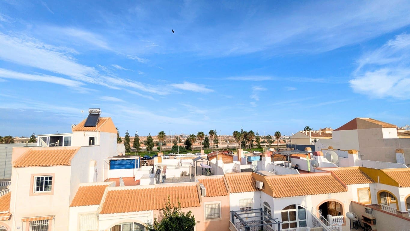 2 slaapkamer Penthouse te koop in Torrevieja met zwembad - € 119.000 (Ref: 9313975)
