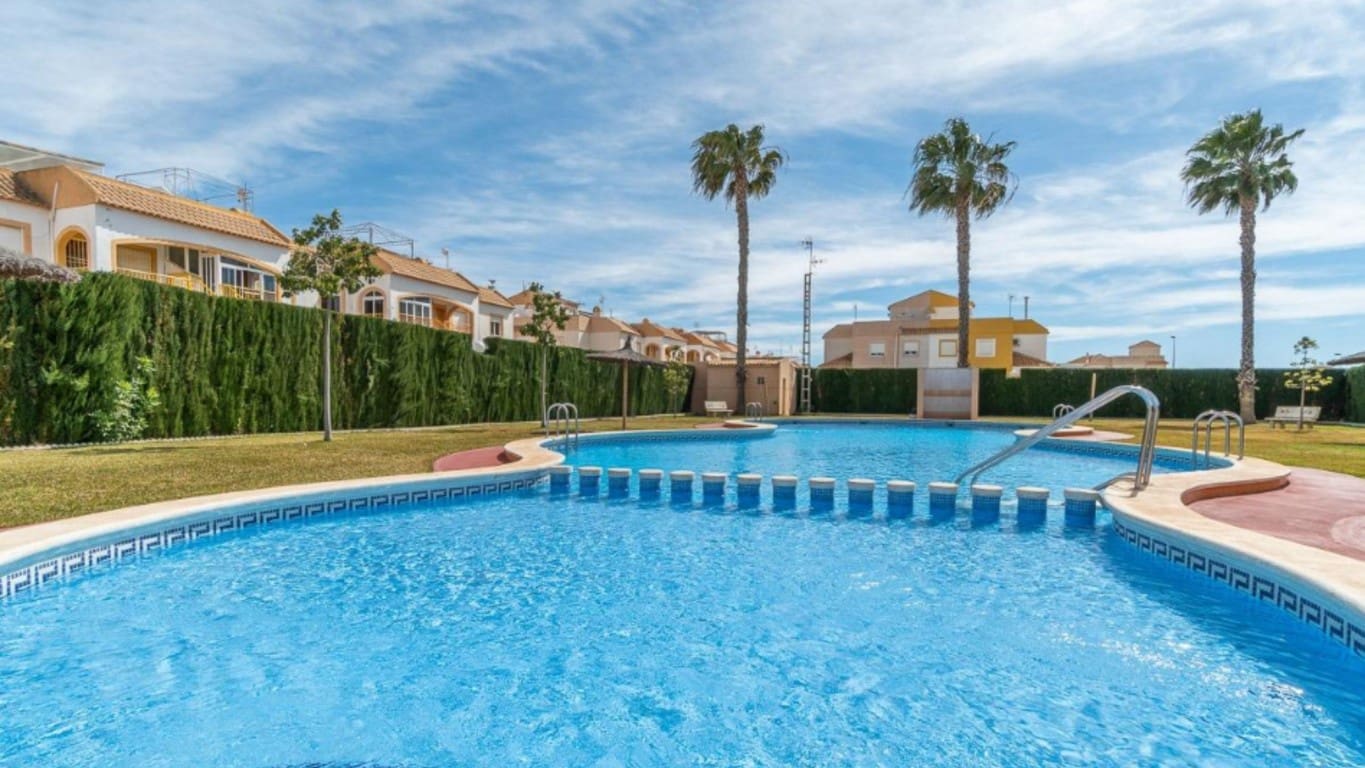 2 slaapkamer Penthouse te koop in Torrevieja met zwembad - € 119.000 (Ref: 9313975)