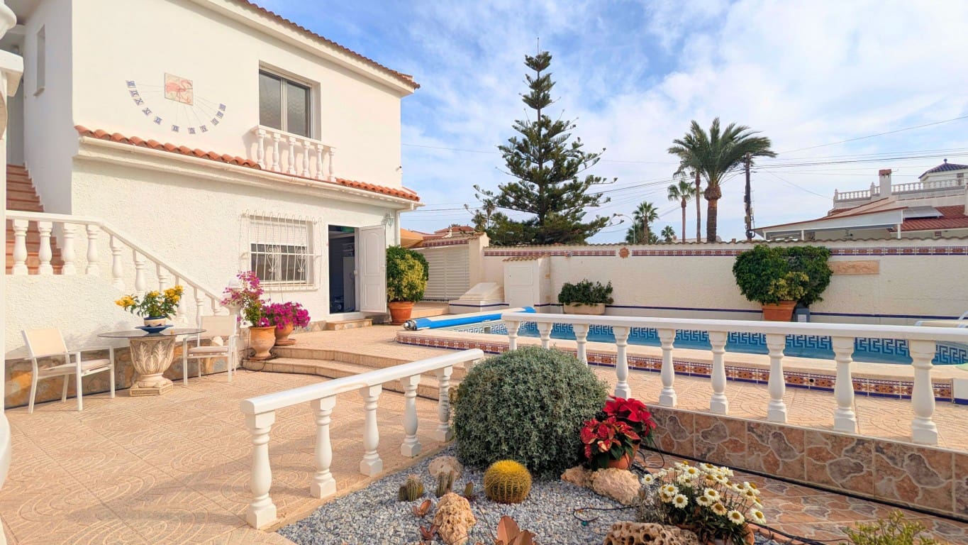 4 bedroom Villa for sale in Ciudad Quesada with pool garage - € 490,000 (Ref: 9405836)