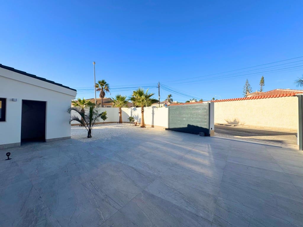 5 bedroom Villa for sale in Ciudad Quesada with pool - € 799,000 (Ref: 9426290)