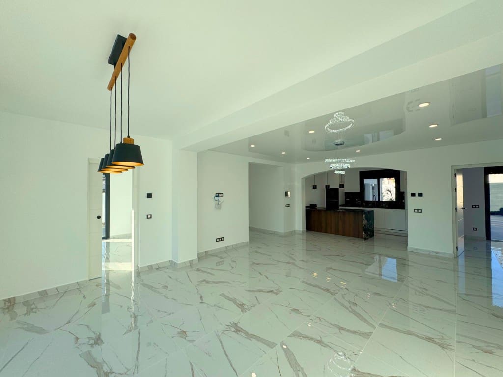 5 bedroom Villa for sale in Ciudad Quesada with pool - € 799,000 (Ref: 9426290)