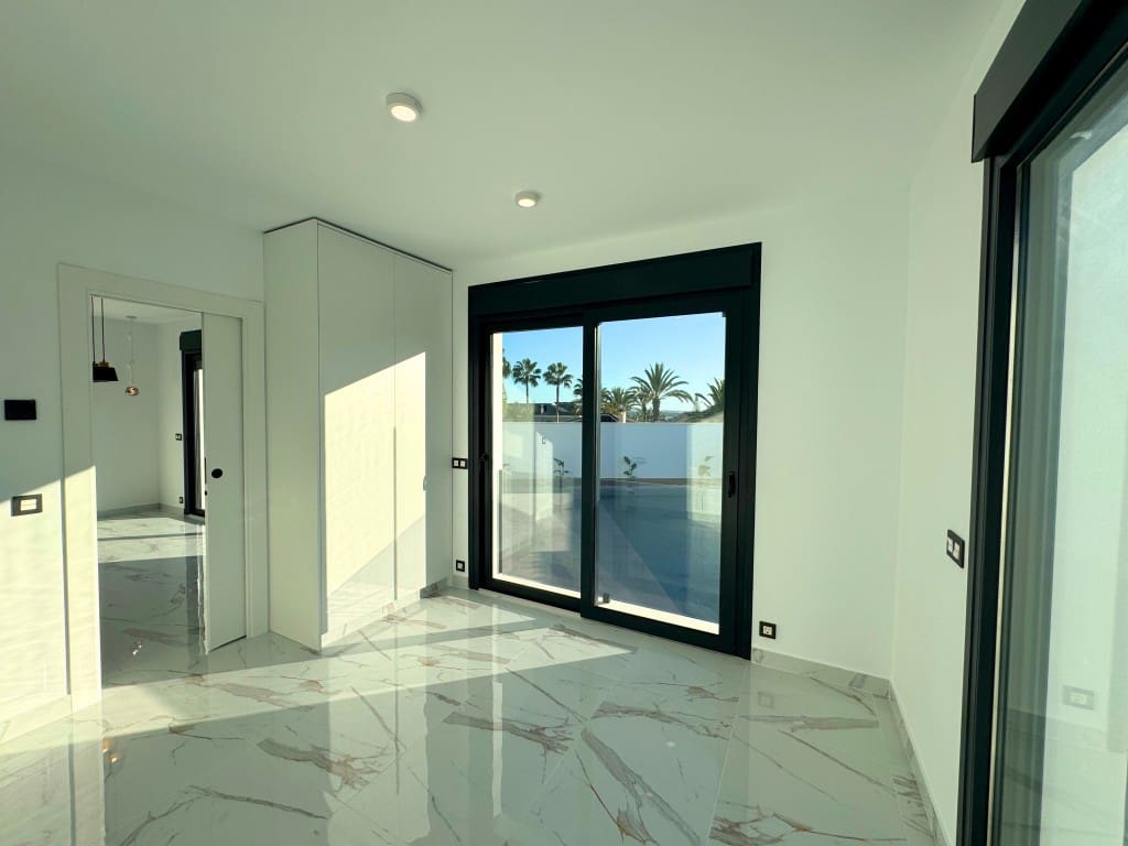 5 bedroom Villa for sale in Ciudad Quesada with pool - € 799,000 (Ref: 9426290)