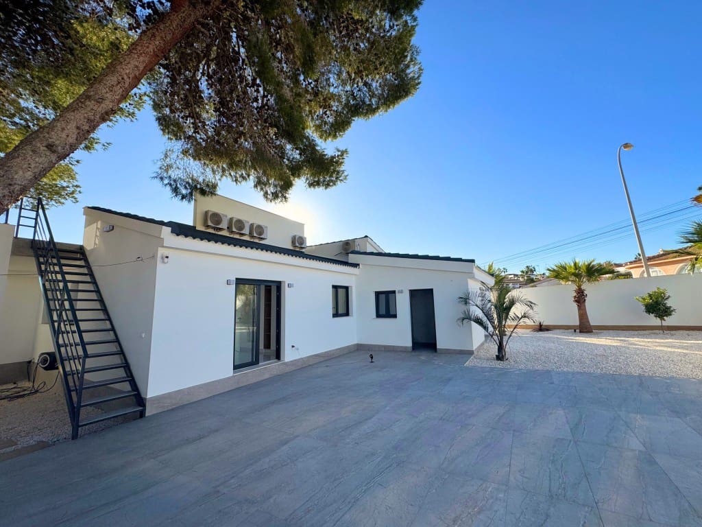 5 bedroom Villa for sale in Ciudad Quesada with pool - € 799,000 (Ref: 9426290)