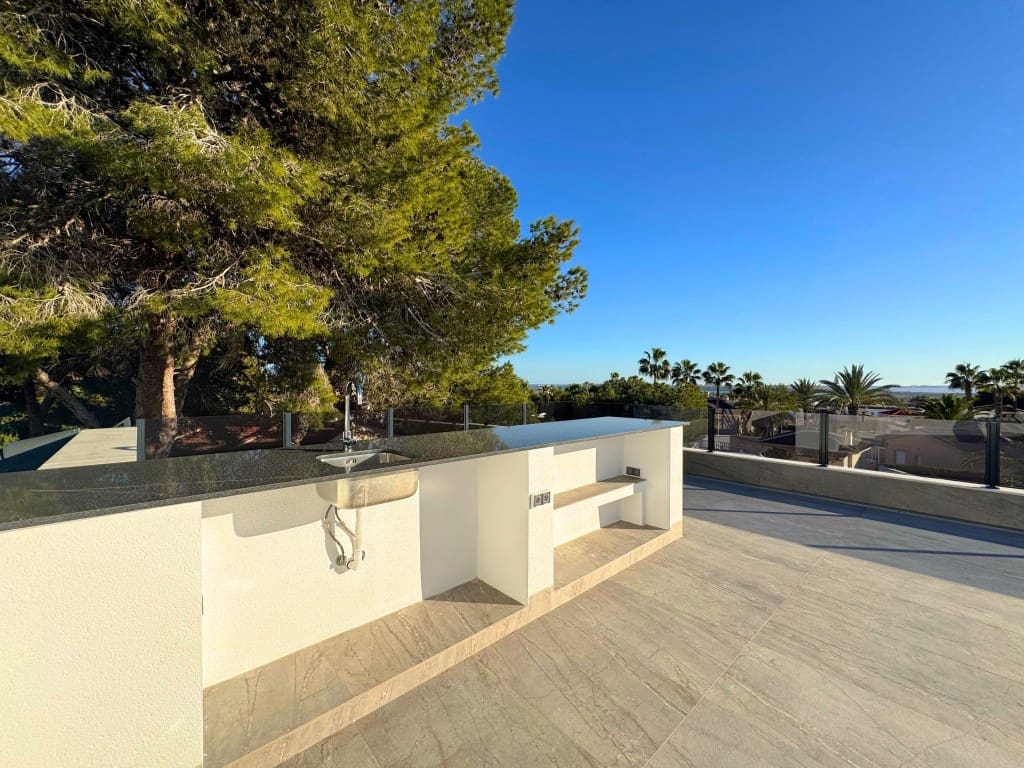 5 bedroom Villa for sale in Ciudad Quesada with pool - € 799,000 (Ref: 9426290)