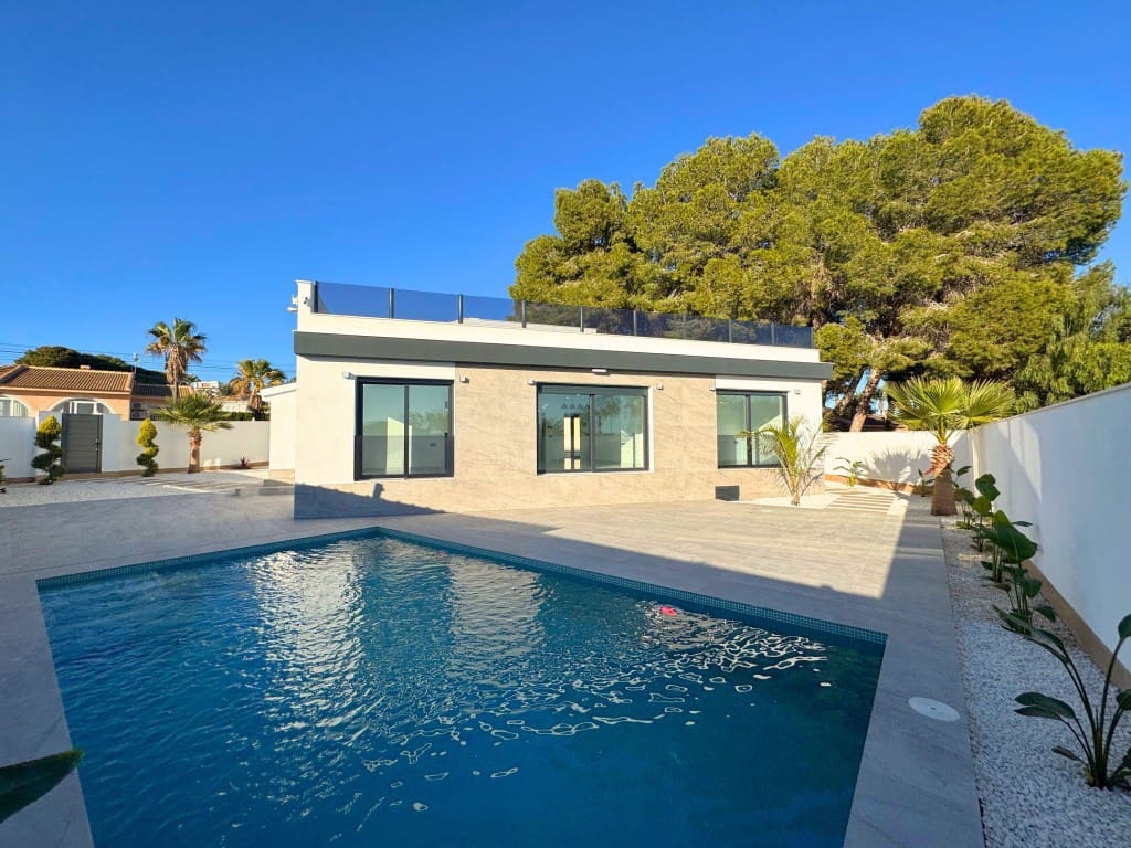 5 bedroom Villa for sale in Ciudad Quesada with pool - € 799,000 (Ref: 9426290)