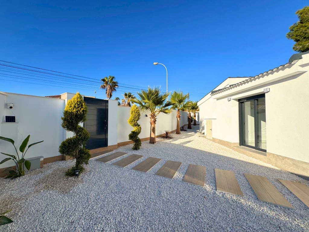 5 bedroom Villa for sale in Ciudad Quesada with pool - € 799,000 (Ref: 9426290)