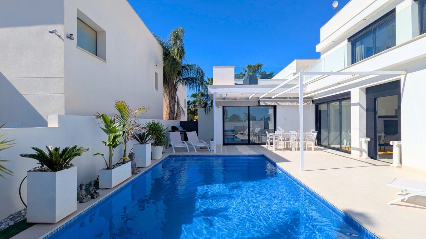 Chalet de 3 habitaciones en Ciudad Quesada en venta con piscina - 419.000 € (Ref: 9679175)