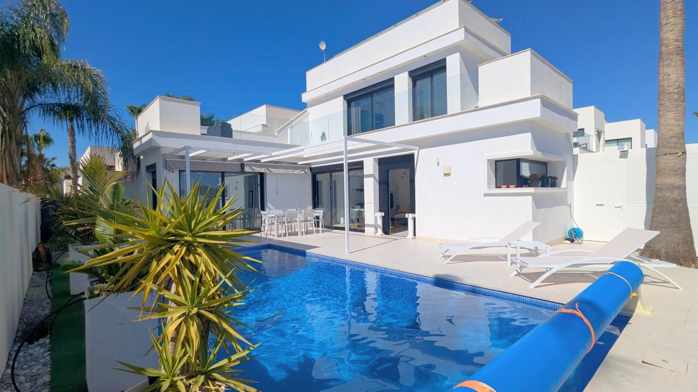 Chalet de 3 habitaciones en Ciudad Quesada en venta con piscina - 419.000 € (Ref: 9679175)