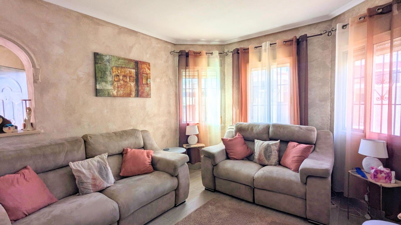 Chalet de 4 habitaciones en Bigastro en venta con piscina - 299.000 € (Ref: 9789478)