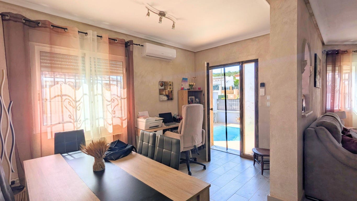 Chalet de 4 habitaciones en Bigastro en venta con piscina - 299.000 € (Ref: 9789478)