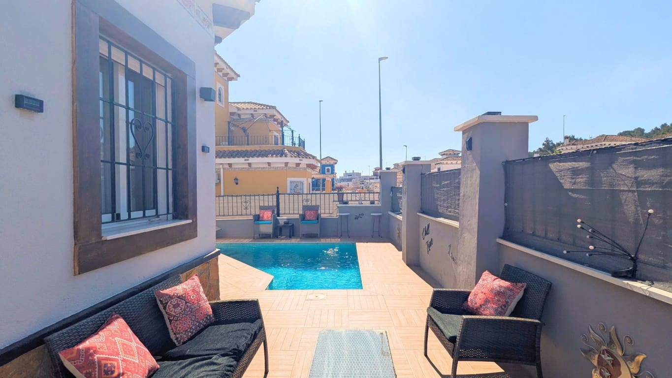 Chalet de 4 habitaciones en Bigastro en venta con piscina - 299.000 € (Ref: 9789478)