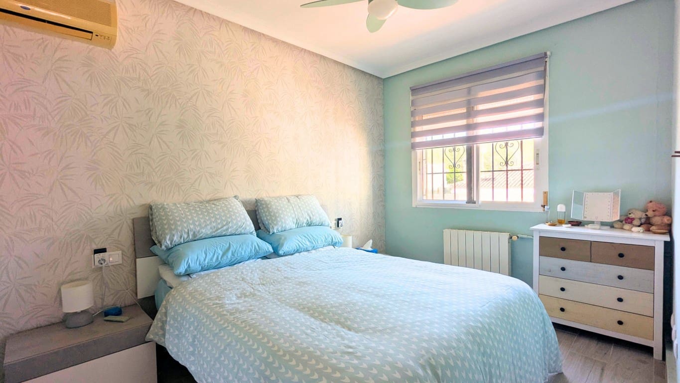 Chalet de 4 habitaciones en Bigastro en venta con piscina - 299.000 € (Ref: 9789478)