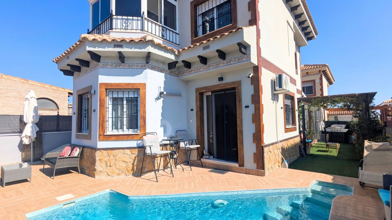 Chalet de 4 habitaciones en Bigastro en venta con piscina - 299.000 € (Ref: 9789478)