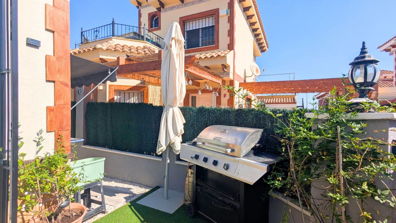 Chalet de 4 habitaciones en Bigastro en venta con piscina - 299.000 € (Ref: 9789478)