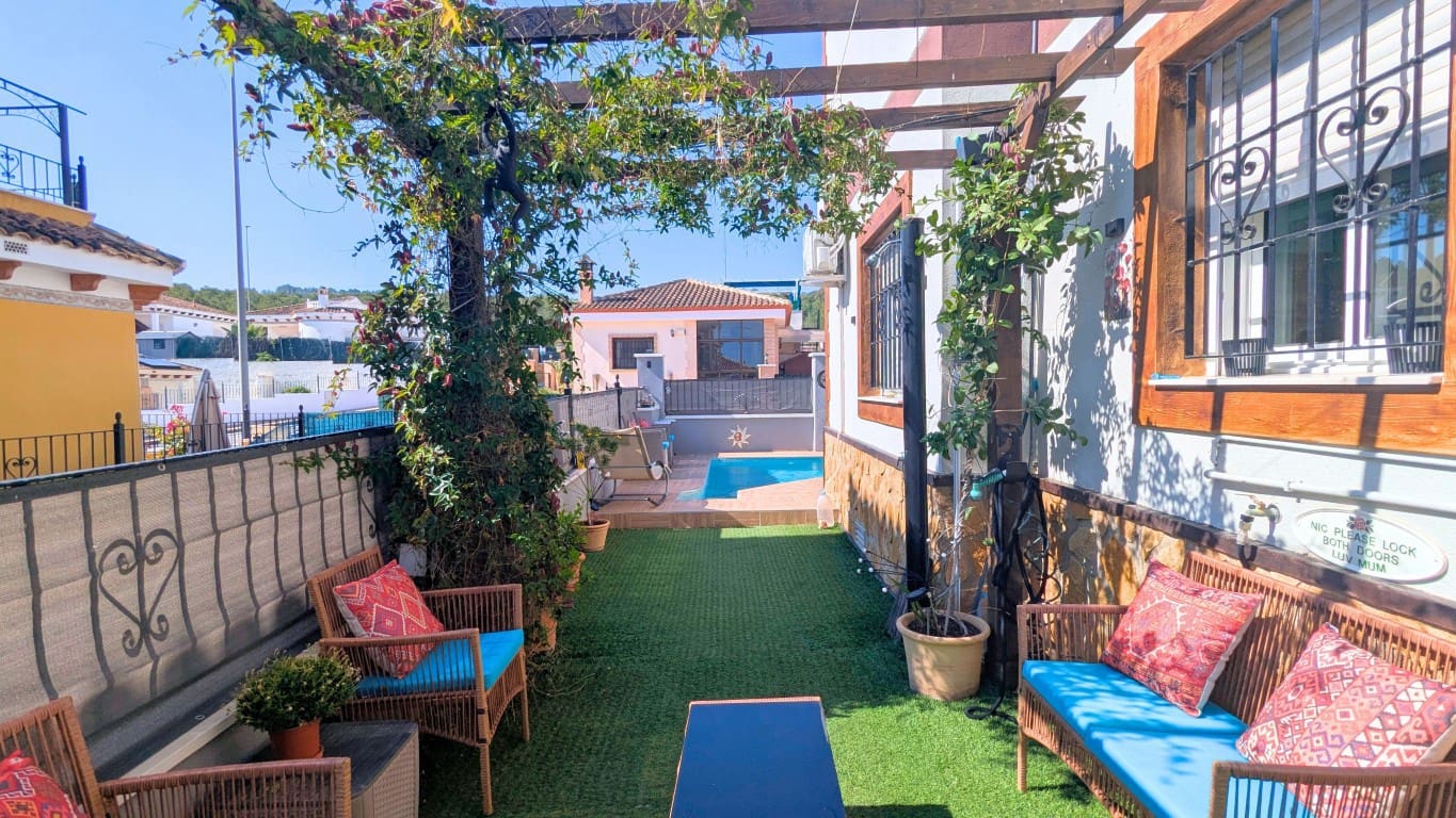 Chalet de 4 habitaciones en Bigastro en venta con piscina - 299.000 € (Ref: 9789478)