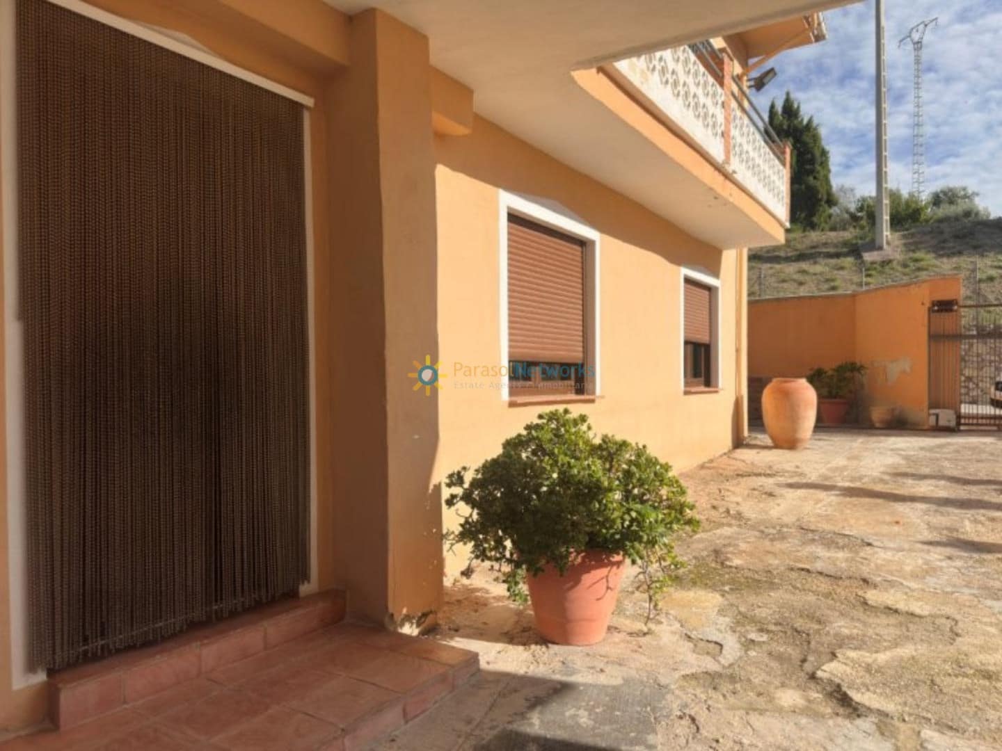 6 bedroom Villa for sale in Albaida with pool garage - € 250,000 (Ref: 10007996)