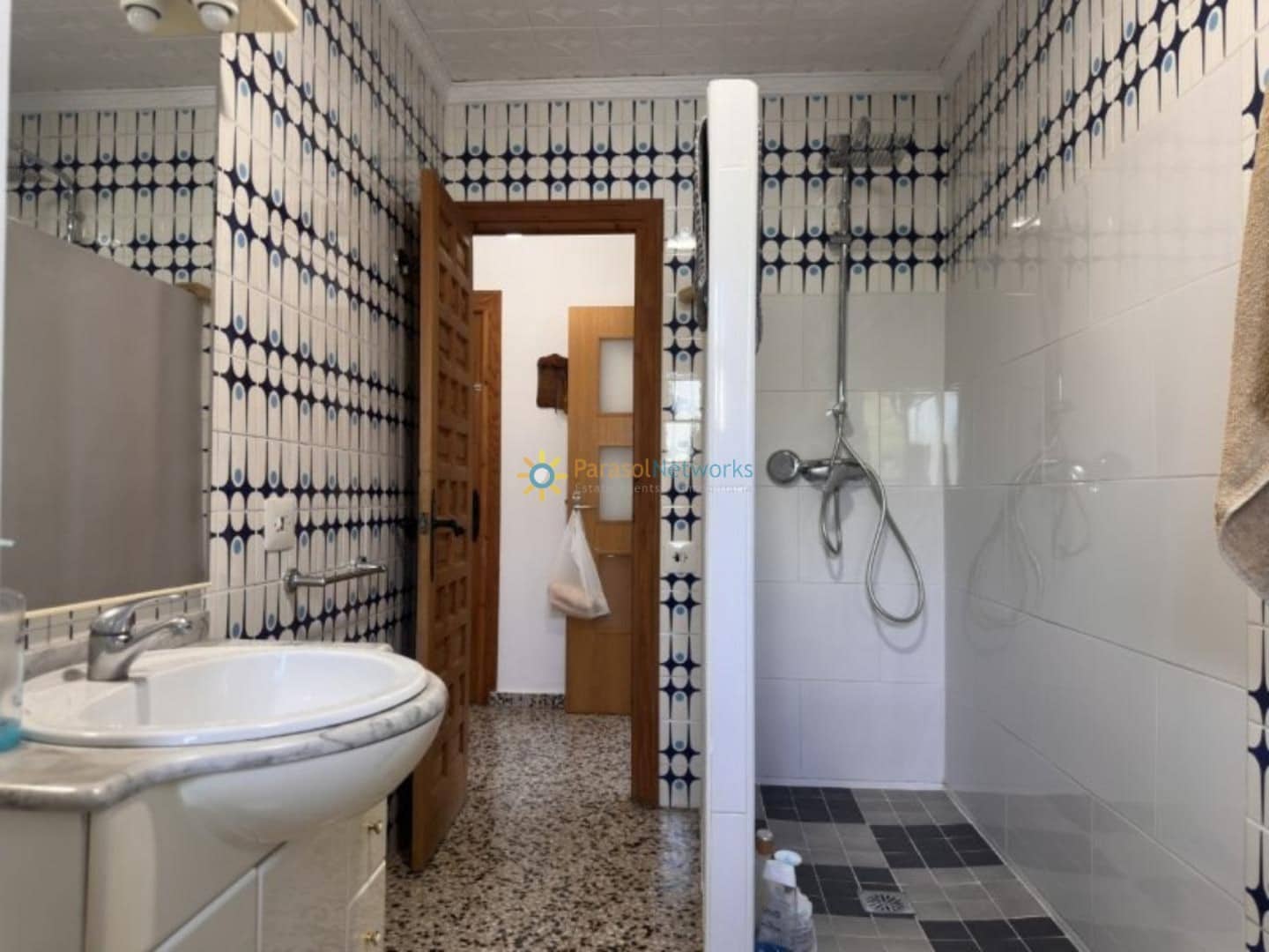 6 bedroom Villa for sale in Albaida with pool garage - € 250,000 (Ref: 10007996)