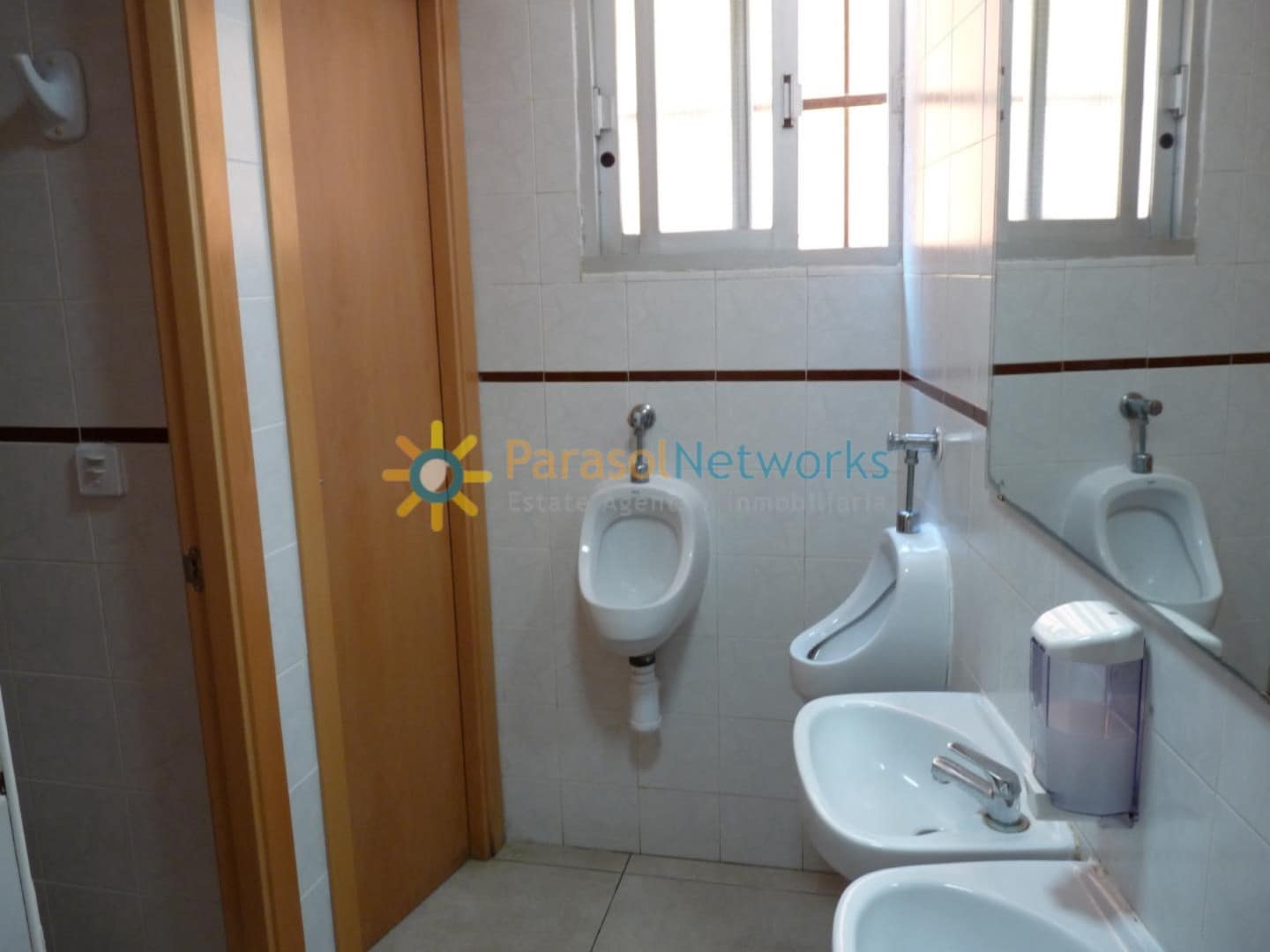1 chambre Restaurant/Bar à vendre à Piles - 330 000 € (Ref: 10012207)