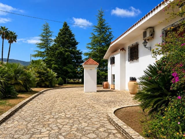 5 bedroom Villa for sale in Ontinyent with pool garage - € 440,000 (Ref: 10012420)
