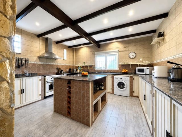 6 soveværelse Villa til salg i L'Olleria med swimmingpool garage - € 485.000 (Ref: 10034466)
