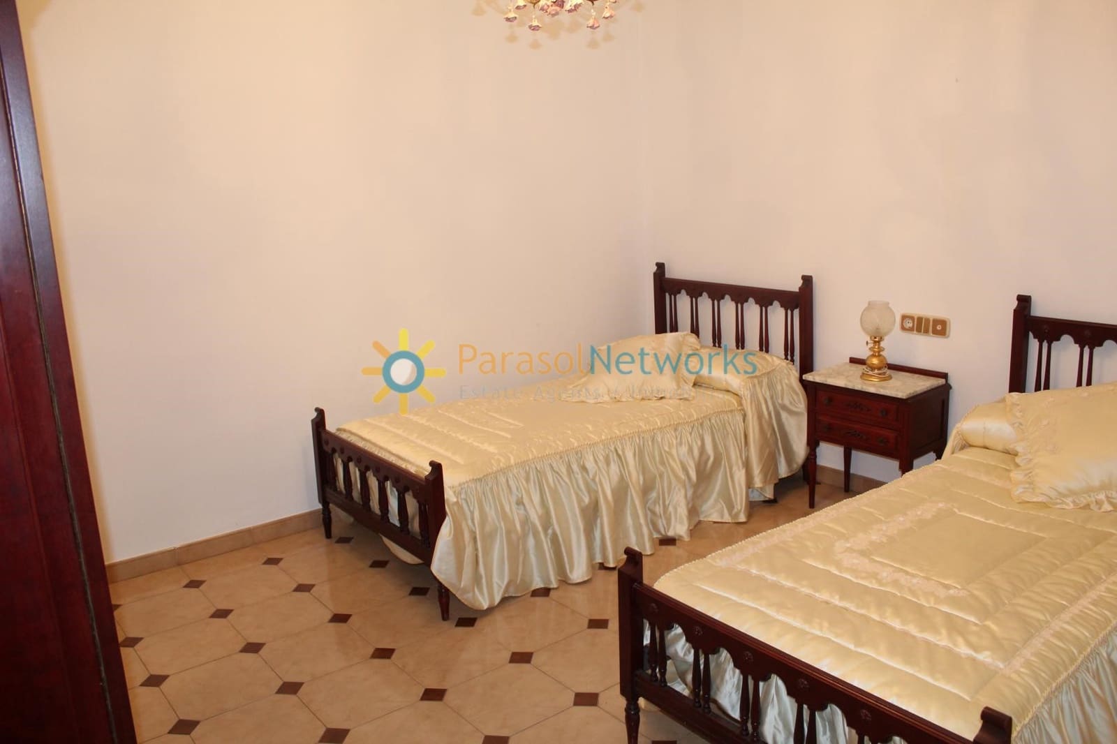 3 soverom Leilighet til leie i Oliva - € 700 (Ref: 9074598)