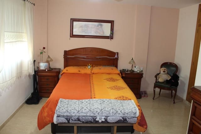 5 soveværelse Rækkehus til salg i Piles med garage - € 170.000 (Ref: 9081943)