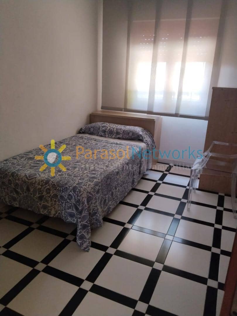 4 bedroom Villa for rent in Oliva with pool garage - € 1,600 (Ref: 9146572)