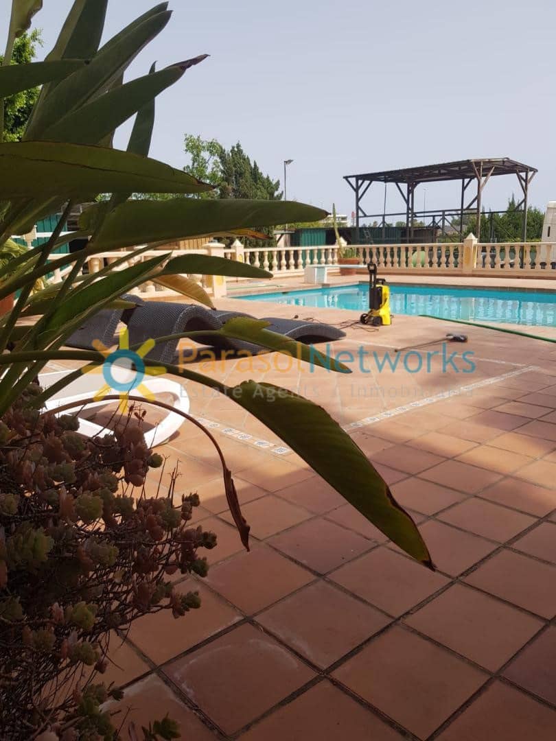 4 bedroom Villa for rent in Oliva with pool garage - € 1,600 (Ref: 9146572)