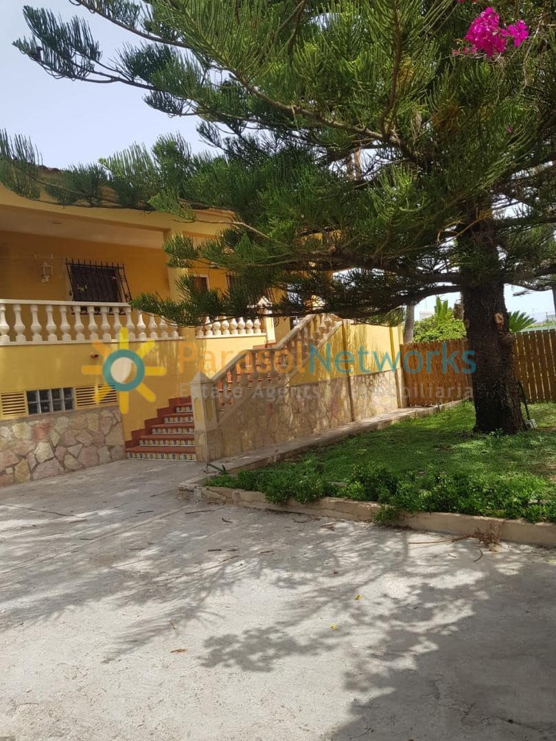 4 bedroom Villa for rent in Oliva with pool garage - € 1,600 (Ref: 9146572)