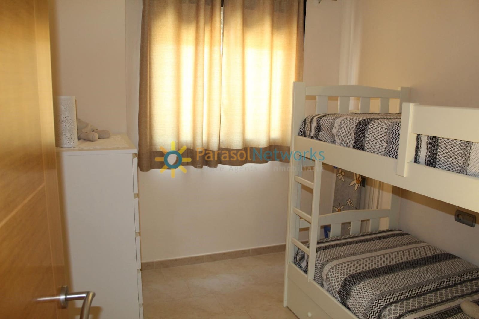 3 soveværelse Lejlighed til leje i Guardamar de la Safor med swimmingpool garage - € 1.200 (Ref: 9196808)