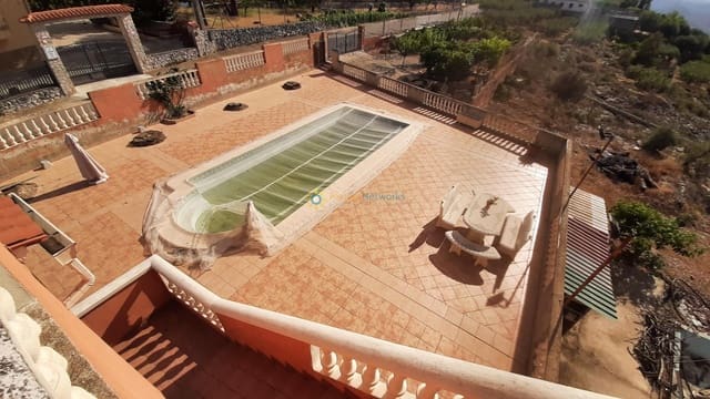 Villa til salg i Benigánim med swimmingpool - € 300.000 (Ref: 9335367)