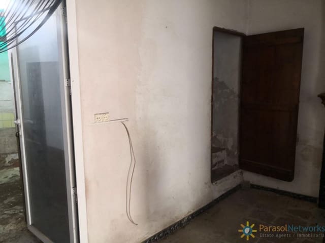 5 bedroom Townhouse for sale in Benigánim with garage - € 45,000 (Ref: 9465036)